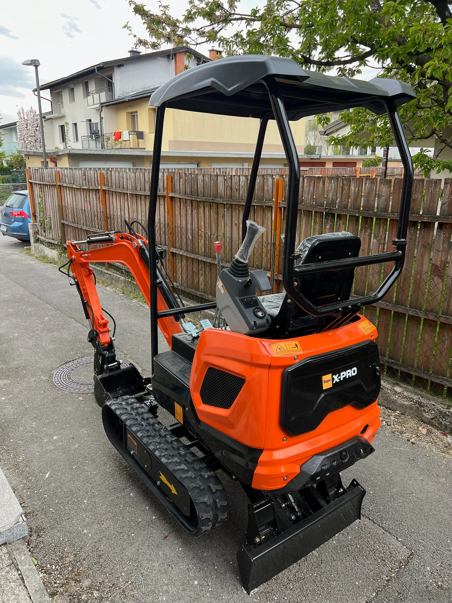 mini bager X PRO pri kopanju na terenu